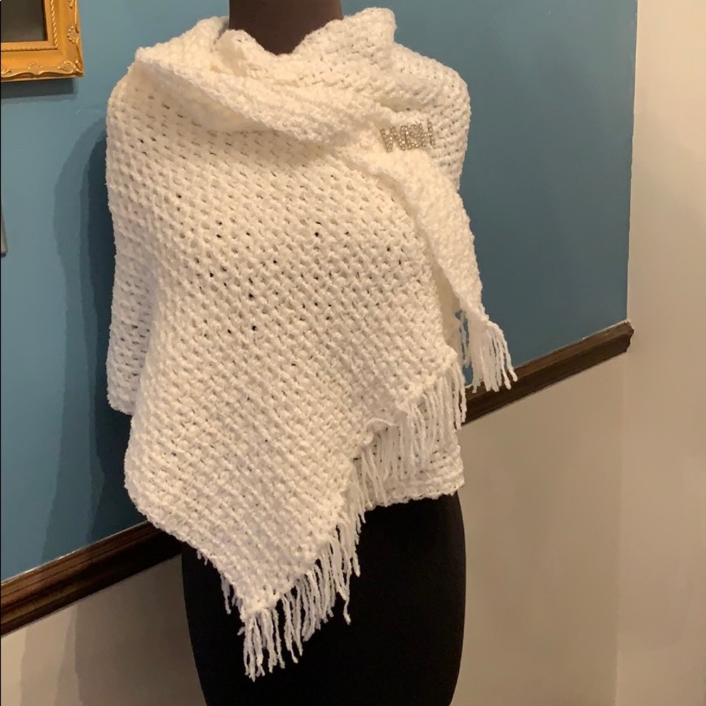 🎁Hand made white shawl/ scarf by A Touch of L❤️ve